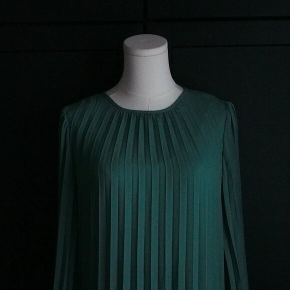 H&M | NWOT Holiday Festive Pleated Green Blouse - Picture 2 of 7